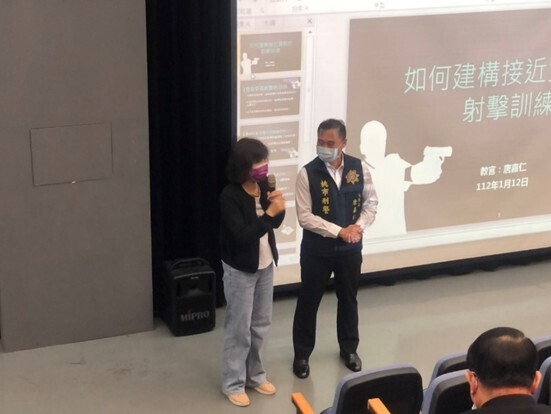 粘學務長慧珍介紹唐大隊長嘉仁(現為中壢分局分局長)