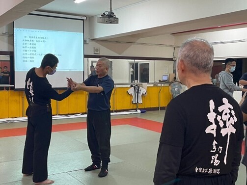 簡東明教官及張閔智教官講授警技摔角技術應用—摔拿相濟、打拿相隨