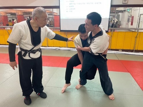 郭憲衡教官講授競技摔角攻防變化—檢測摔法之攻防與變化