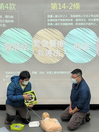 洪泳竹教官講解說明如何使用AED