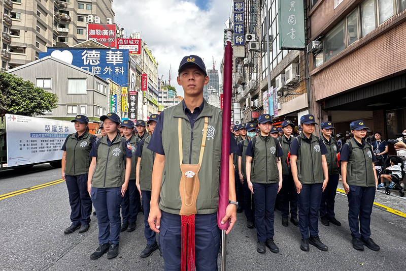 同學於遊行集合地點待命