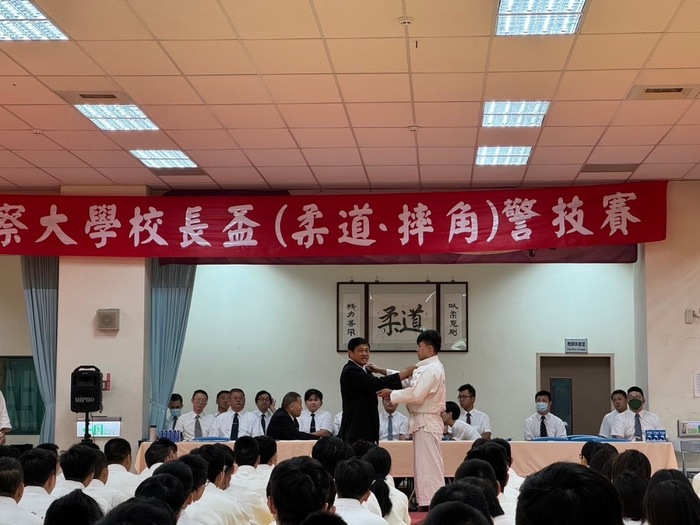 柔道裁判長進行柔道規則說明