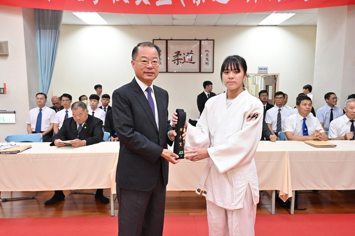校長頒授柔道初段學生黑帶