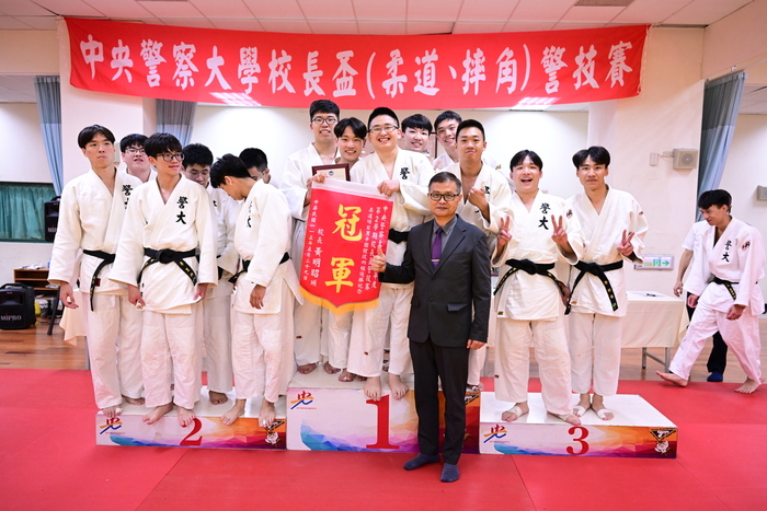 學務長頒發柔道團體男子段內組獲獎錦棋