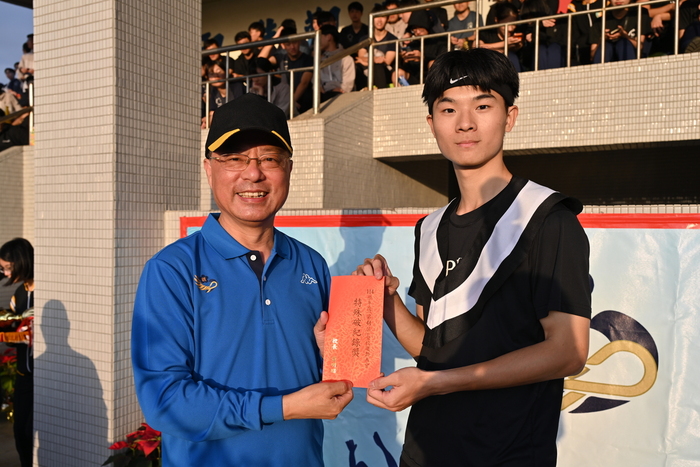 校長頒發特殊破紀錄獎-91期1隊江尚育(因傷由同學代領)