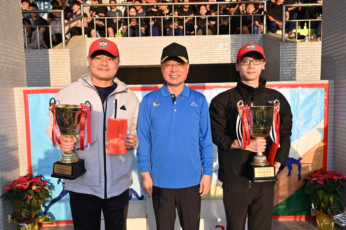 校長頒發精神總錦標-部長獎第1名94期1隊(右)及校長獎第2名91期1隊(左)