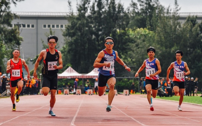 校運會男生組100公尺競賽剪影