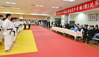 校長勉勵晉升柔道初段及摔角九等學生