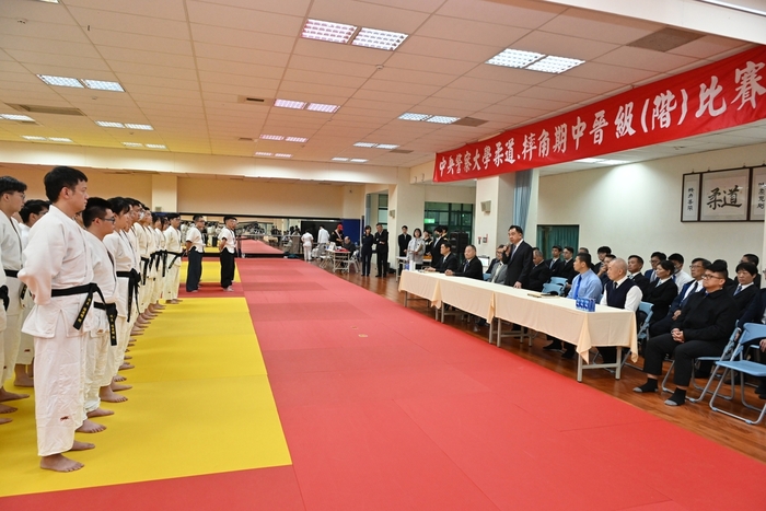 校長勉勵晉升柔道初段及摔角九等學生