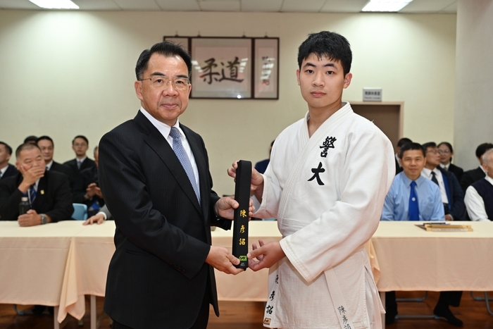 校長與取得黑帶學生合影1