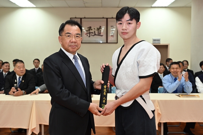 校長與取得黑帶學生合影2