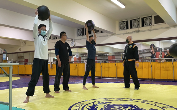 華喜教官、玉真教官指導藥球