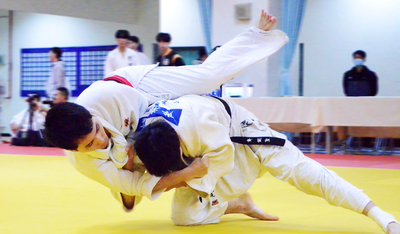 柔道比賽施術精彩畫面（過肩摔）