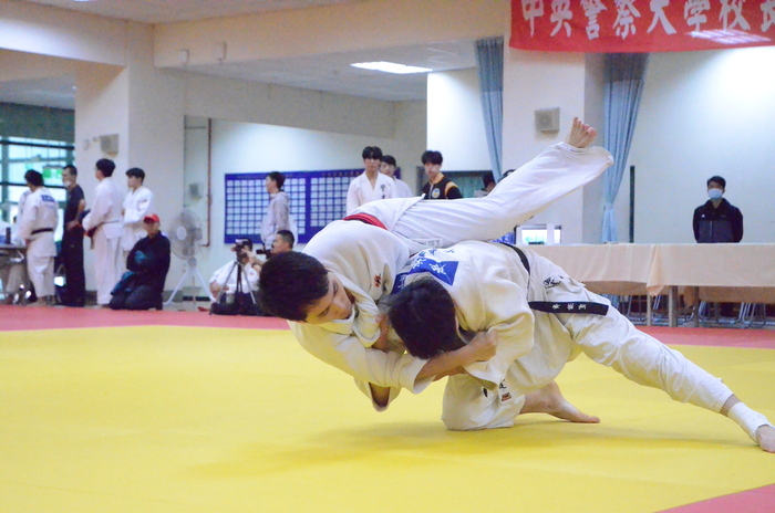 柔道比賽施術精彩畫面（過肩摔）