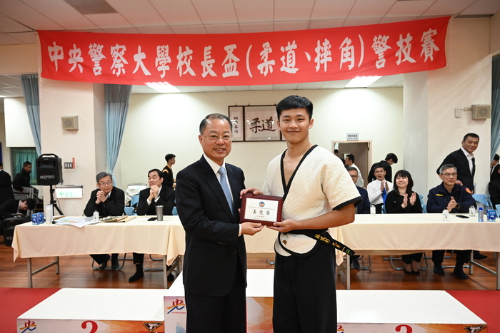 校長頒發美技獎牌給獲獎學生