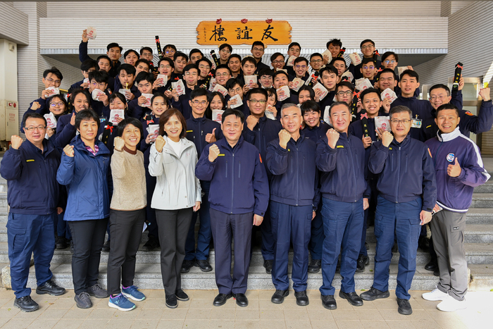 校長與全體師長同學大合照