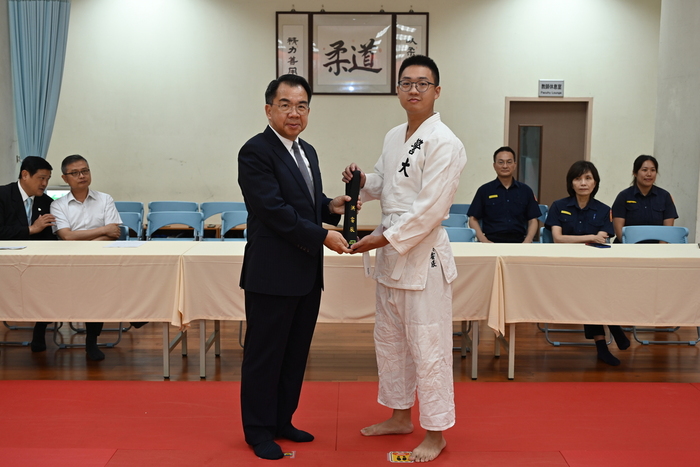 校長頒授柔道初段學生黑帶1