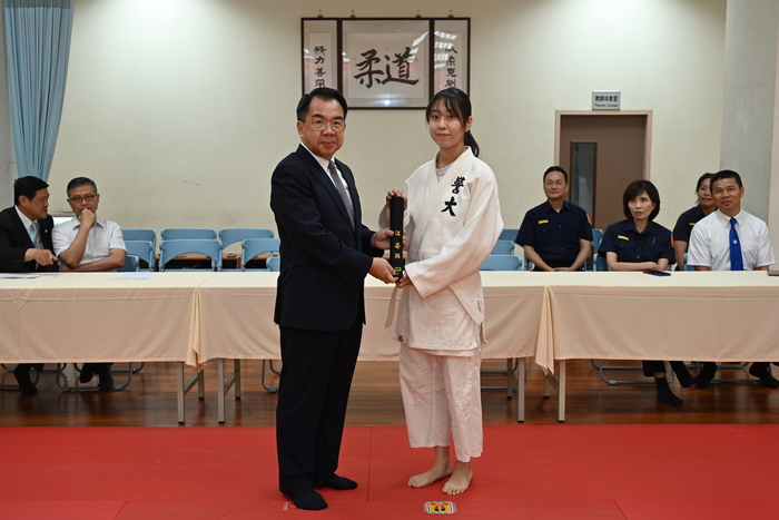 校長頒授柔道初段學生黑帶2