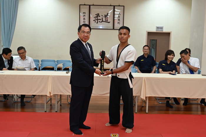 校長頒授摔角九等學生黑帶