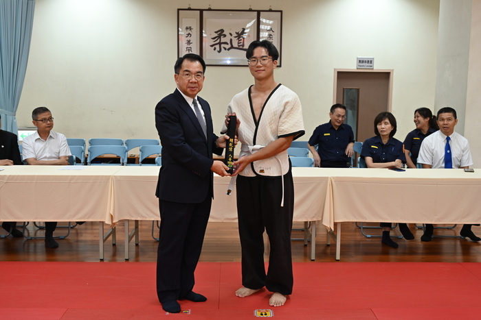 校長頒授摔角八等學生黑帶