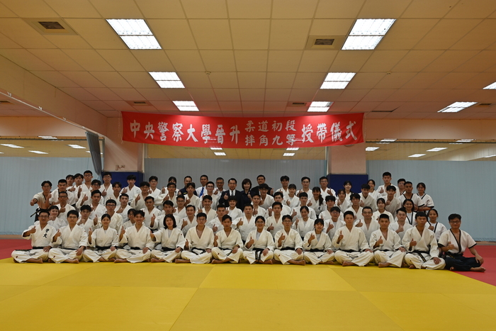 校長及各級師長與黑帶學生大合照