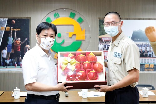 校長致贈替代役男蘋果