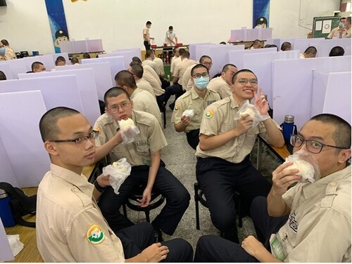 校長慰勞役男，祝福特考「包中」！