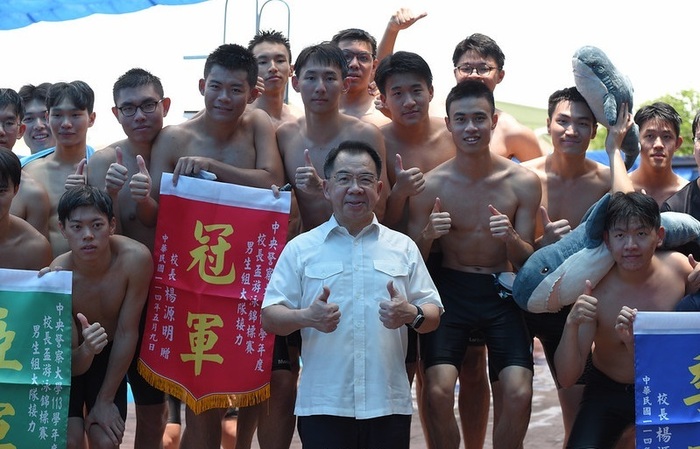 校長與男生組大隊接力第1名(93期1隊)合影