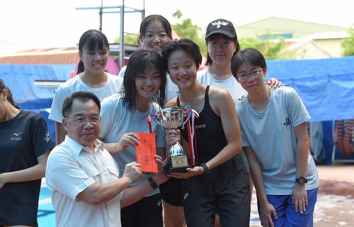 校長與女生組團體總錦標第1名(93期1隊)合影