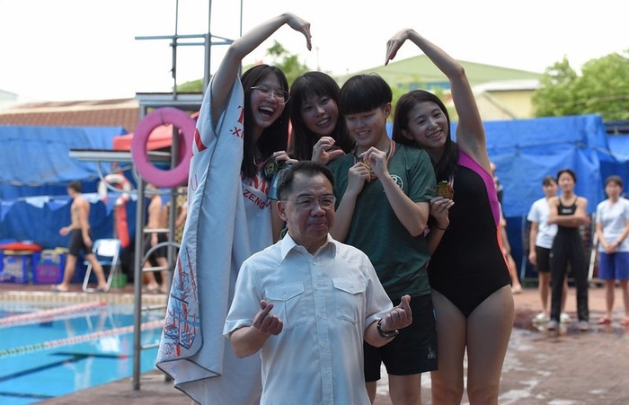 校長與女生組200公尺自由式接力1名(90期1隊)合影