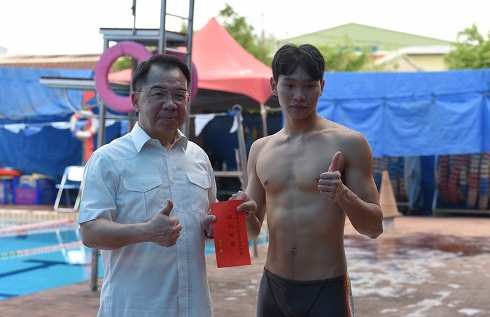 校長頒發破紀錄獎(92期1隊羅立竑)