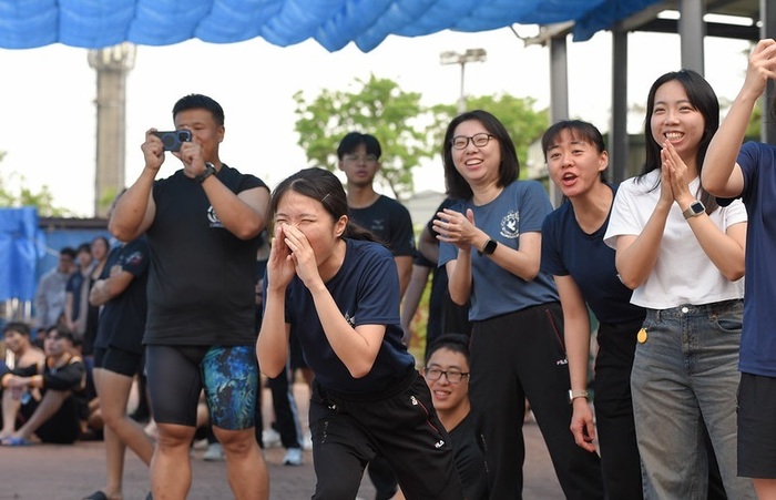 場邊加油學生熱情的為選手加油