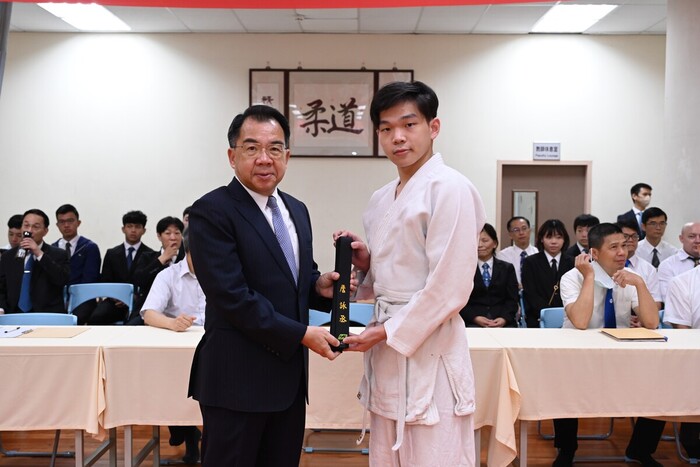 校長頒授柔道初段學生黑帶