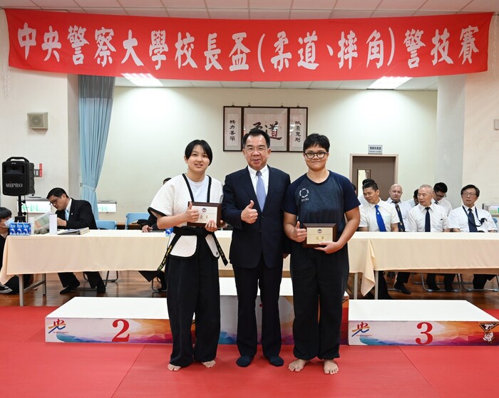 校長頒發女子擂臺賽冠、亞軍獎牌