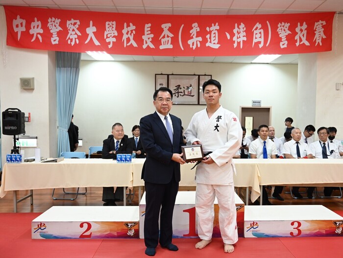 校長頒發學生美技獎牌