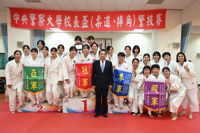 校長與女子段外組獲獎隊伍合影