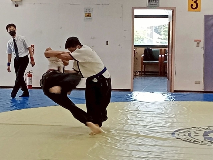 摔角比賽施術過程（拿踢）