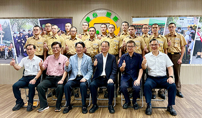 本校師長及訓練班師長與役男合影