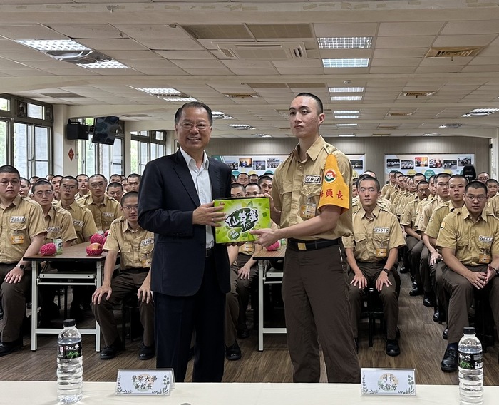 校長致贈仙草蜜(學員長代表受贈)