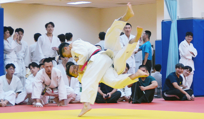 柔道施術過程（掃腰）