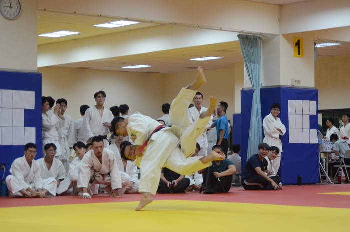 柔道施術過程（掃腰）