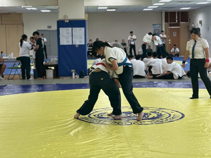 摔角施術摔倒過程（抱腿）