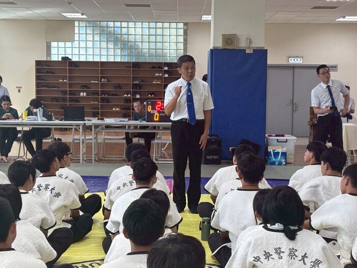 摔角裁判長講解比賽規則