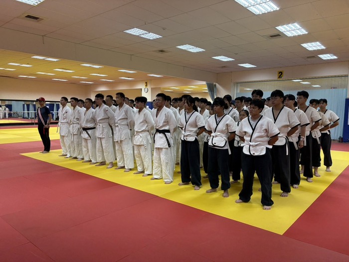 學生認真聽取副校長勉勵