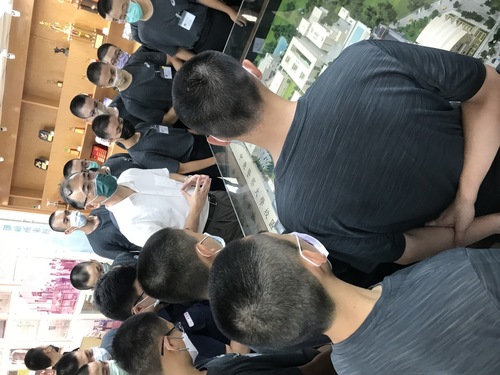 新生進行一場文化之旅，由館長孟維德親自導覽解說