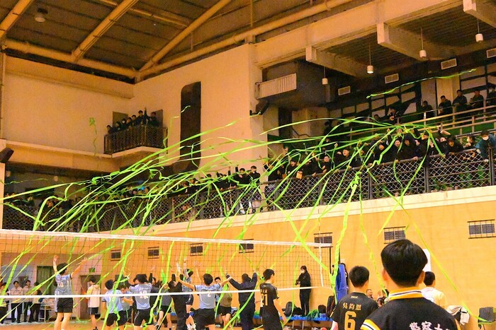 男生組排球90期1隊奪冠喝采