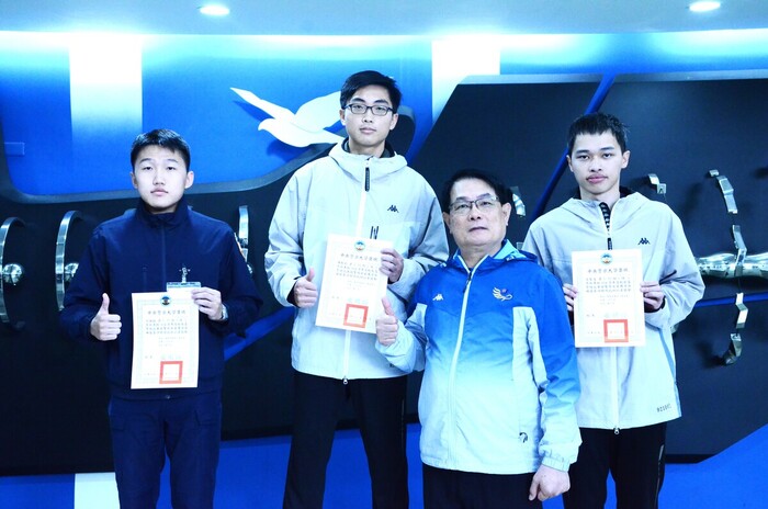 競技手槍組男生組獲獎學生郭曜銘、陳楷鈞、方聖文(左至右)