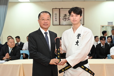 校長頒授柔道貳段黑帶