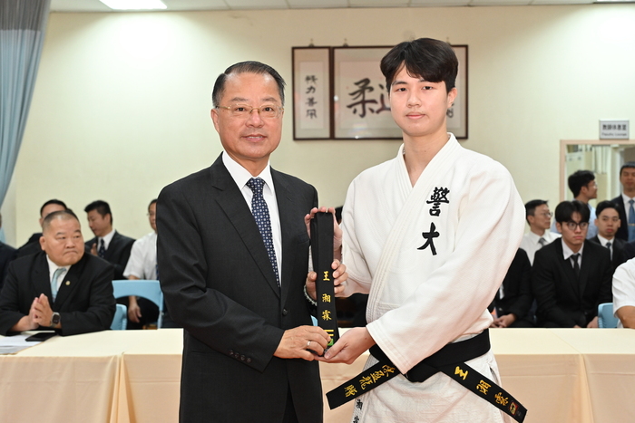 校長頒授柔道貳段黑帶