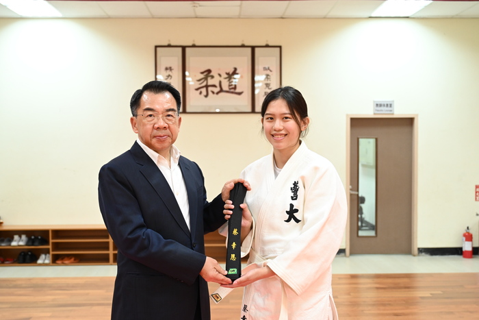 校長頒授學生柔道初段黑帶1